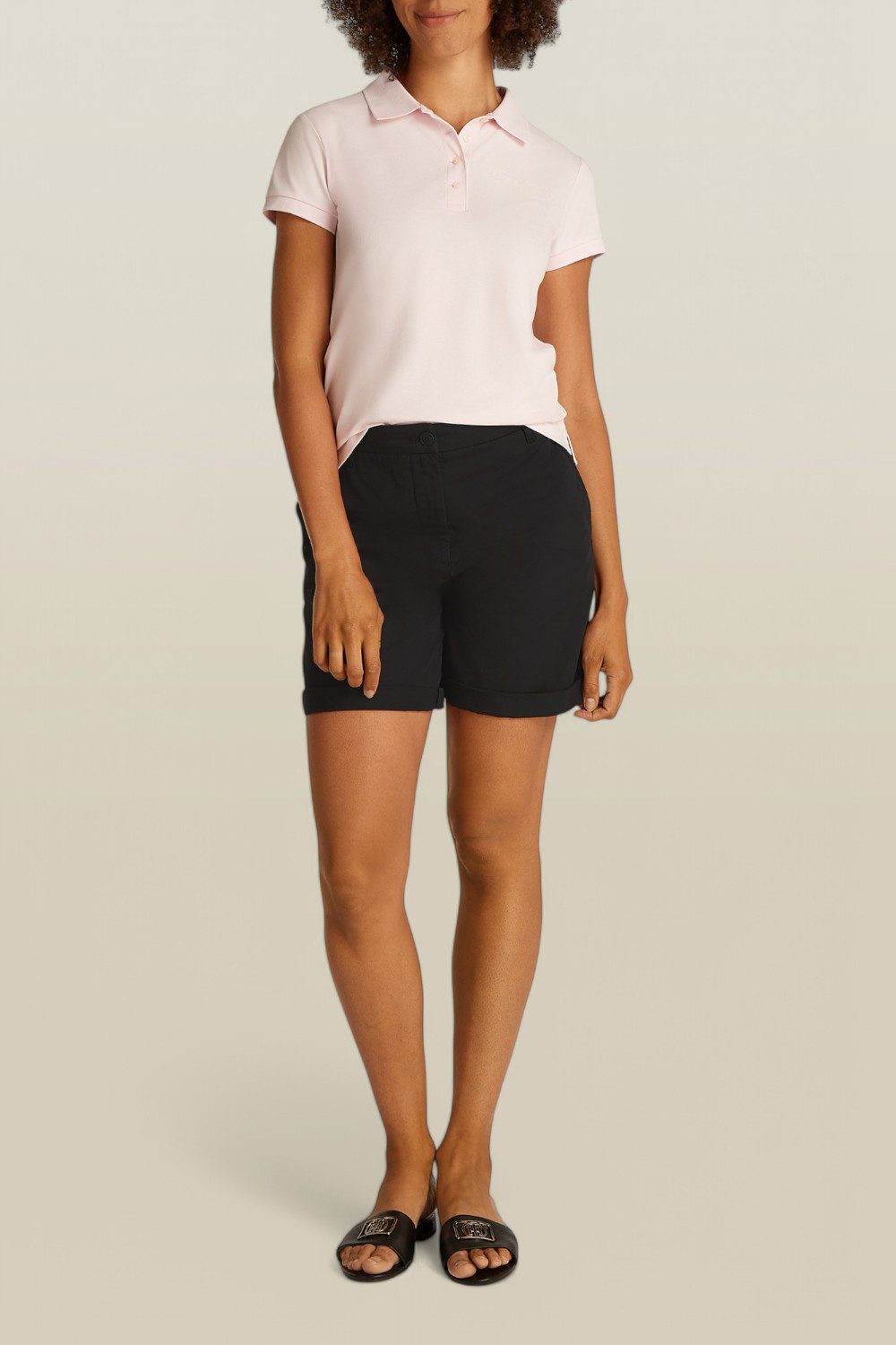 תמונת כל הלוק של מכנסיים קצרים